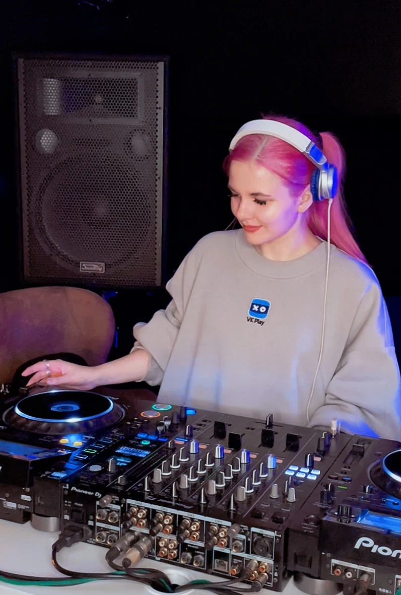 Владлена Че играет DJ-сет в наушниках