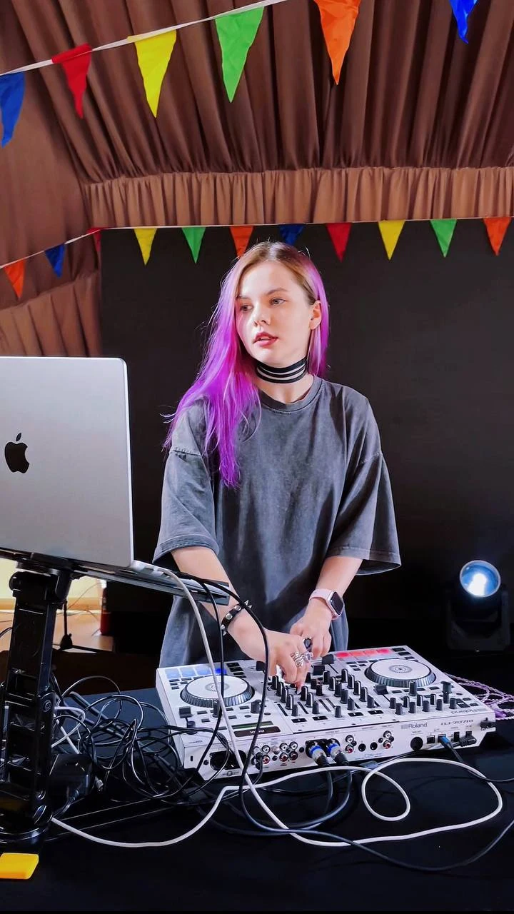 Владлена Че играет за своим DJ-контроллером на мероприятии