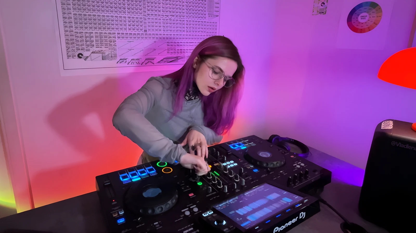 Владлена Че записывает DJ-сет в студии